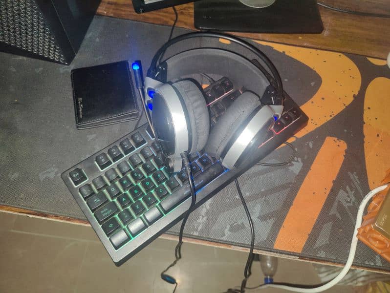 Headphones , keyboard, Mouse ,Big mouse pad 1