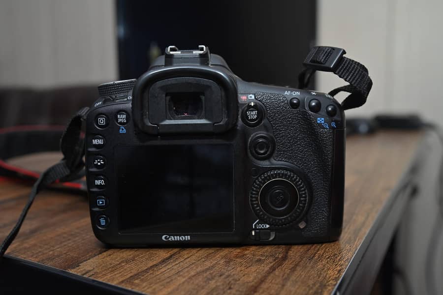 100% original Canon Camera DSLR  like a brand new with Fish Eyes Lens 0