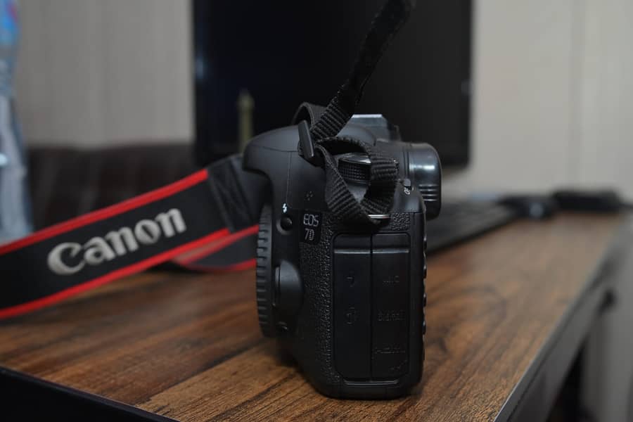 100% original Canon Camera DSLR  like a brand new with Fish Eyes Lens 3