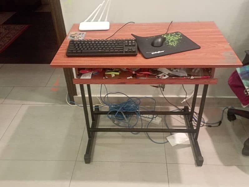 computer table (TABLE ONLY items are for display) 1