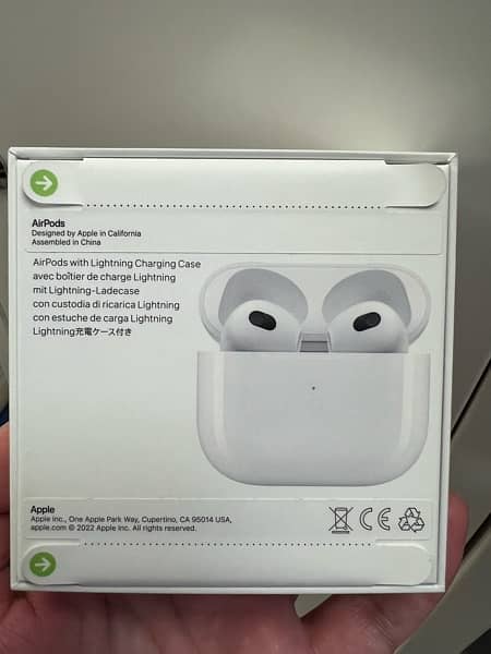 Apple AirPods 3rd Gen, Lightening charging case 1