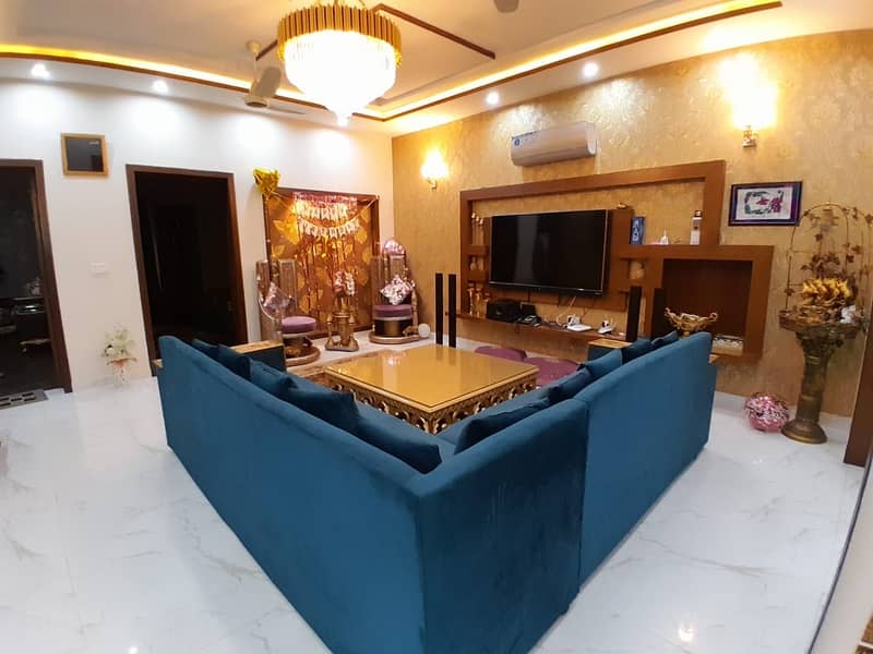 Facing park 1 kanal upper portion with gas for rent 6