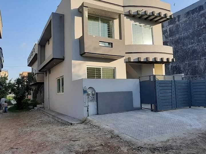 Prime Located 5 Marla Portion Available For Rent in Gulraiz 41