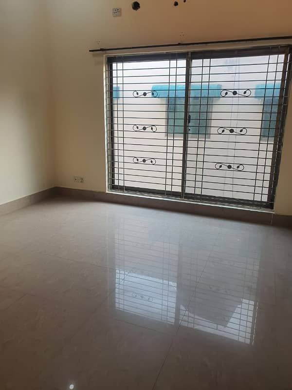 3 Beds 1 Kanal Prime Location Upper Portion For Rent In Ex Air Avenue DHA Phase 8 5