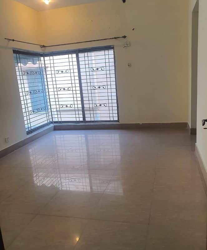3 Beds 1 Kanal Prime Location Upper Portion For Rent In Ex Air Avenue DHA Phase 8 8
