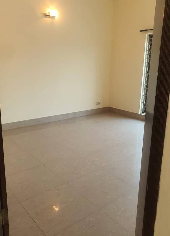 3 Beds 1 Kanal Prime Location Upper Portion For Rent In Ex Air Avenue DHA Phase 8 9