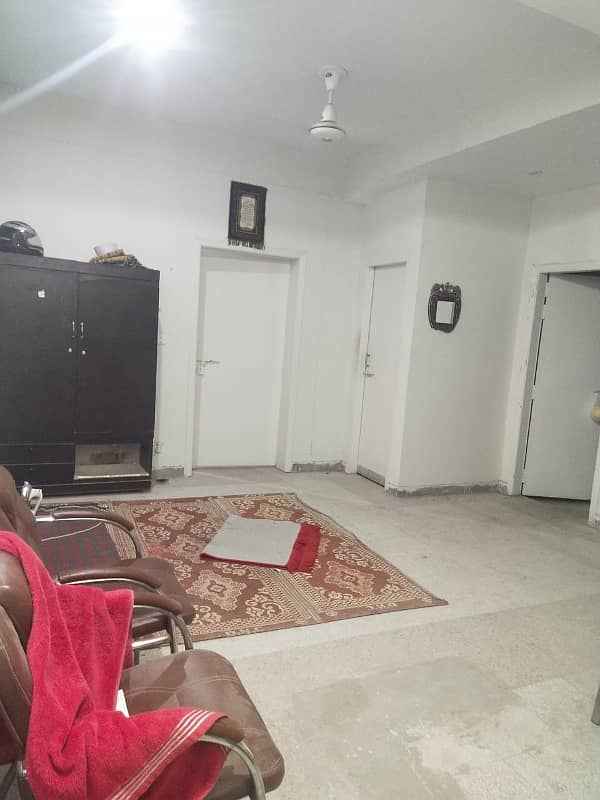 Sharing room for rent in g11 Islamabad 6