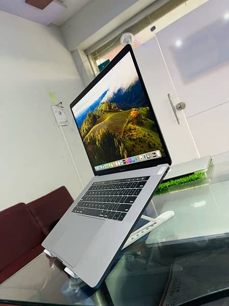 MacBook Pro 2018 15.4inch Retina Display 2