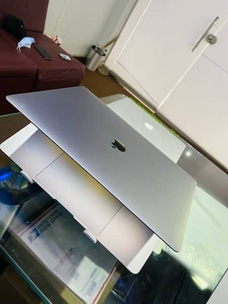 MacBook Pro 2018 15.4inch Retina Display 4