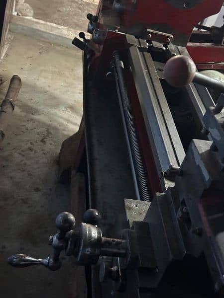 Lathe machine 5ft v good position running 4