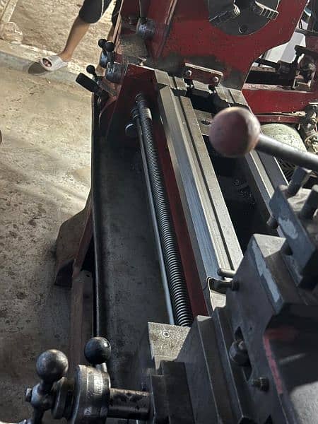 Lathe machine 5ft v good position running 5