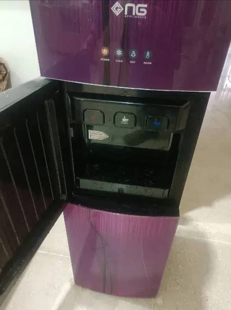 GNG WATER DISPENSER 1 month used 0