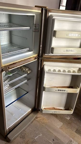 dawlance fridge 10/8condition 2