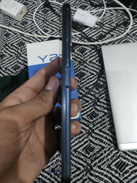 Vivo y20 4/64 orignal charger with box 5