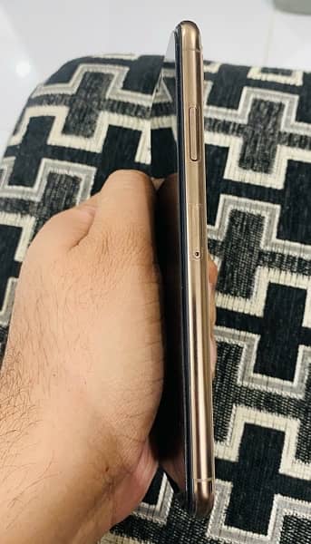 iPhone Xs Max Gold Colour 64Gb Pta Approved 2