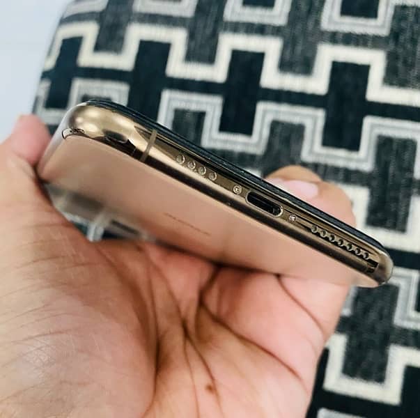 iPhone Xs Max Gold Colour 64Gb Pta Approved 5
