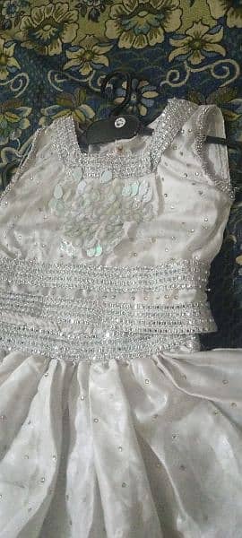 Beutiful white lehnga  (1 to 2 year) just 2 time used 2