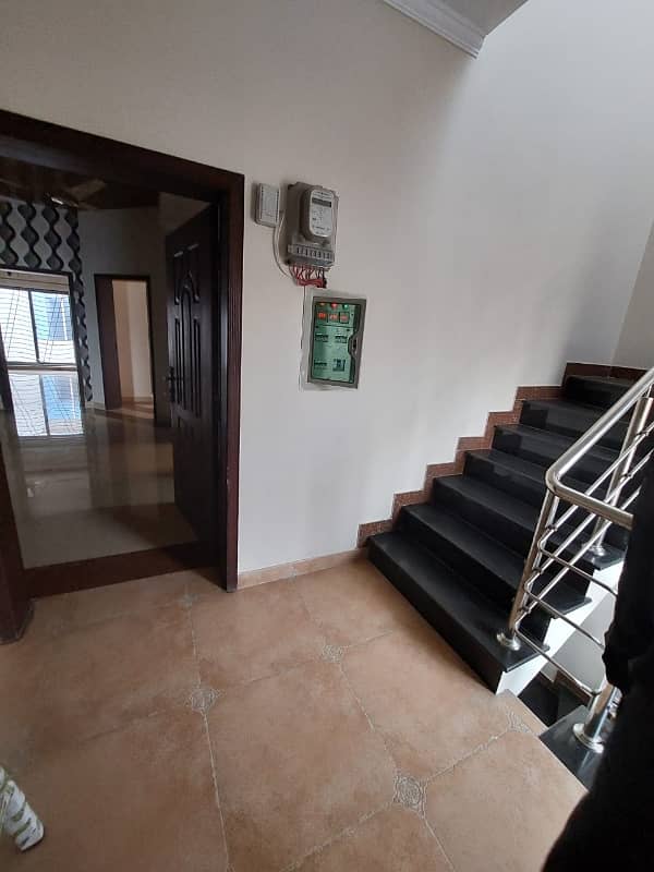 10 MARLA LIKE NEW IDEAL LOCATION EXCELLENT PORTION FOR RENT IN BAHRIA TOWN LAHORE 3