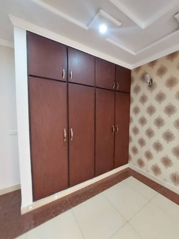 10 MARLA LIKE NEW IDEAL LOCATION EXCELLENT PORTION FOR RENT IN BAHRIA TOWN LAHORE 4