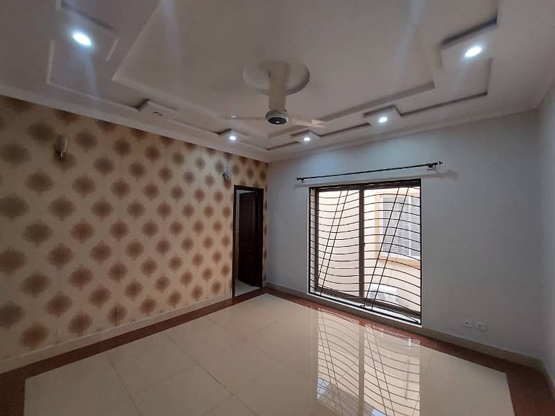 10 MARLA LIKE NEW IDEAL LOCATION EXCELLENT PORTION FOR RENT IN BAHRIA TOWN LAHORE 5