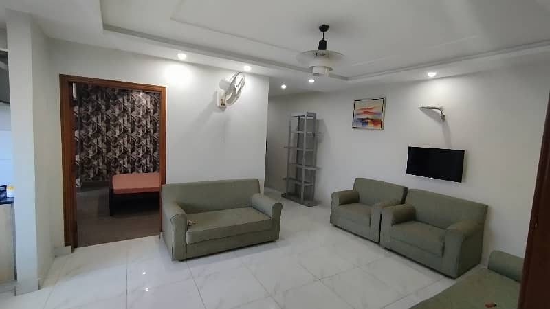 2 BED FULLY LUXURY FURNISH IDEAL LOCATION EXCELLENT FLAT FOR RENT IN BAHRIA TOWN LAHORE 1