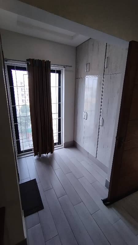 2 BED FULLY LUXURY FURNISH IDEAL LOCATION EXCELLENT FLAT FOR RENT IN BAHRIA TOWN LAHORE 16