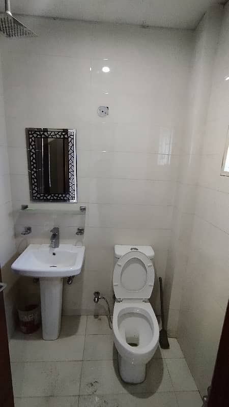 2 BED FULLY LUXURY FURNISH IDEAL LOCATION EXCELLENT FLAT FOR RENT IN BAHRIA TOWN LAHORE 17