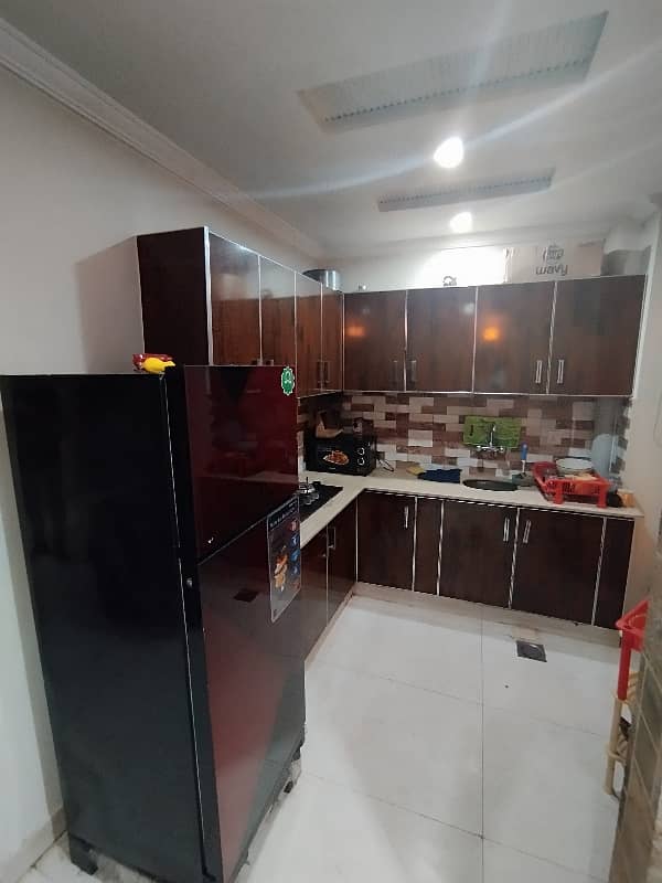 2 BED FULLY LUXURY FURNISH IDEAL LOCATION EXCELLENT FLAT FOR RENT IN BAHRIA TOWN LAHORE 5