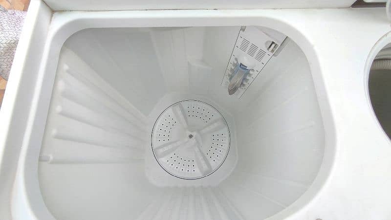 Hire Twin Tub Heavy duty washing Machine in Mint Condition 1