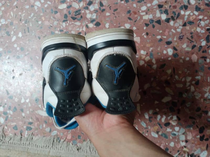 air jorden retro 4 blue,white,black colour most expensive orignal shoe 1