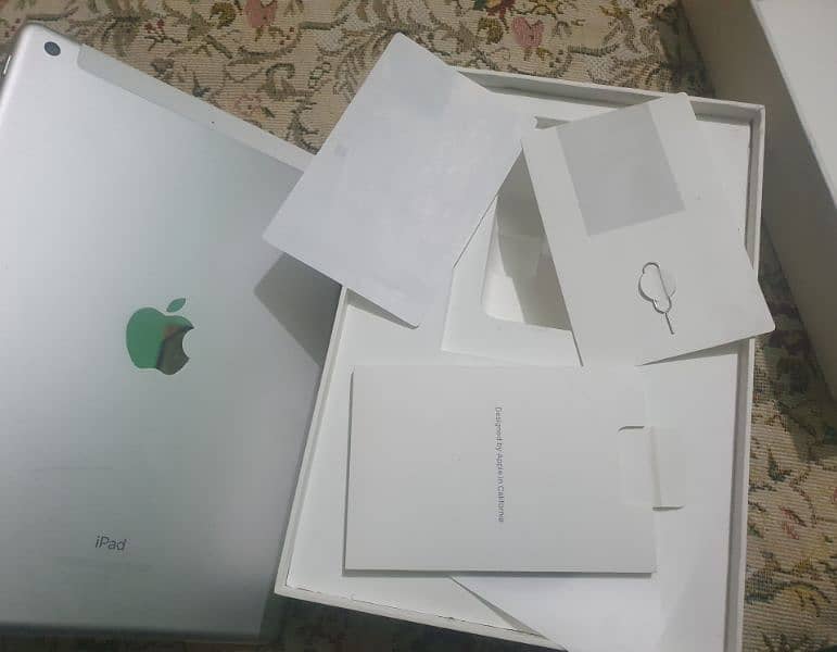 IPAD 6th gen 32gb white colour with box and accessories 0