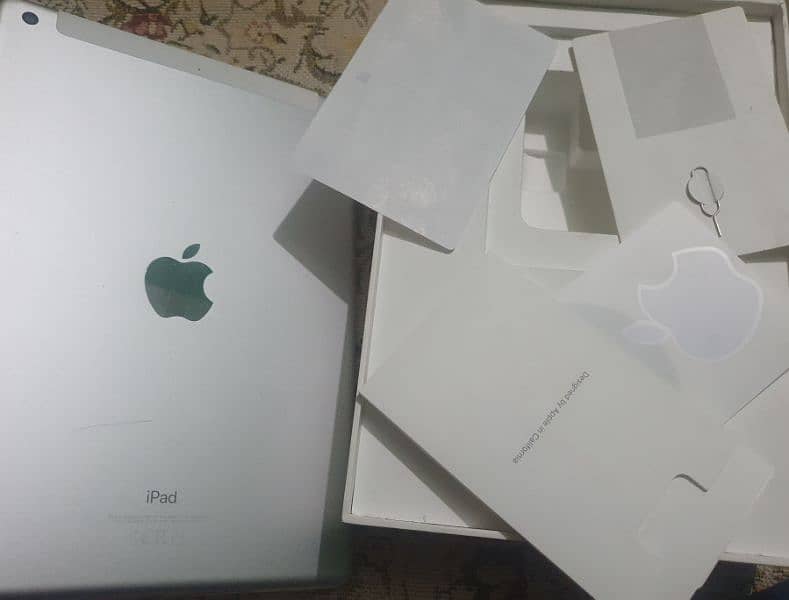 IPAD 6th gen 32gb white colour with box and accessories 1