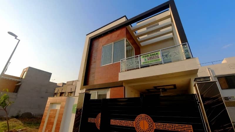 VERY BEAUTIFUL 5 MARLA BRAND NEW HOUSE OLC-B BLOCK AT REASONABLE PRICES 3