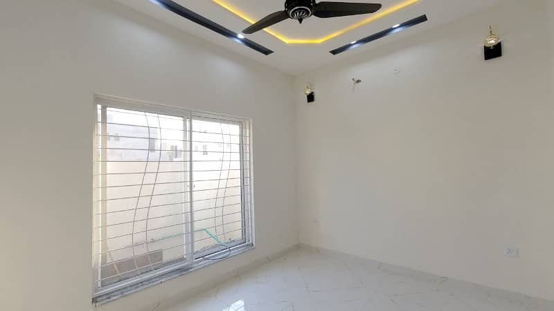 VERY BEAUTIFUL 5 MARLA BRAND NEW HOUSE OLC-B BLOCK AT REASONABLE PRICES 35