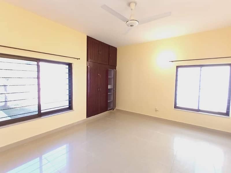 1 KANAL 3 BEDROOMS UPPER PORTION IS AVAILABLE FOR RENT. 1