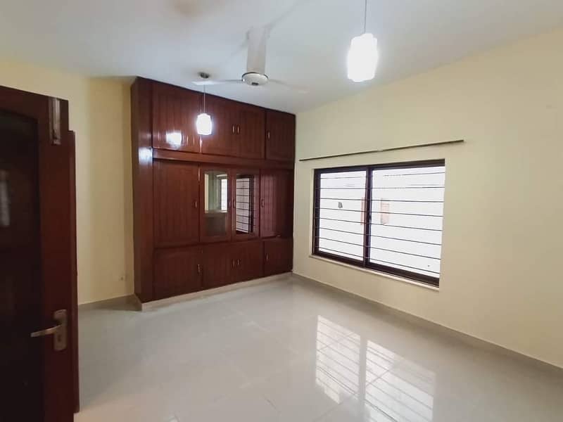 1 KANAL 3 BEDROOMS UPPER PORTION IS AVAILABLE FOR RENT. 4