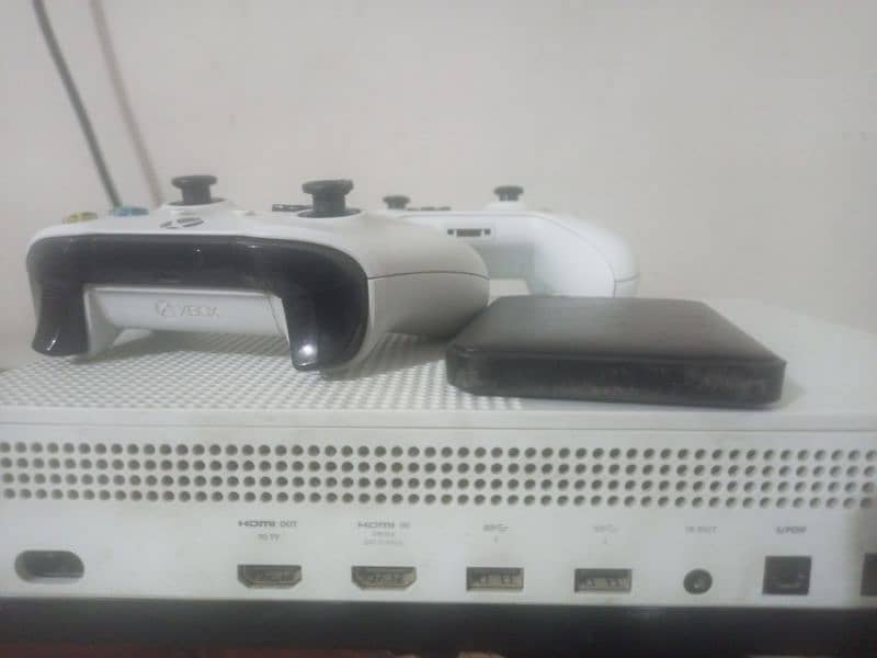 selling my Xbox one s with 2 controllers‚ 6 games externalharddrive 0