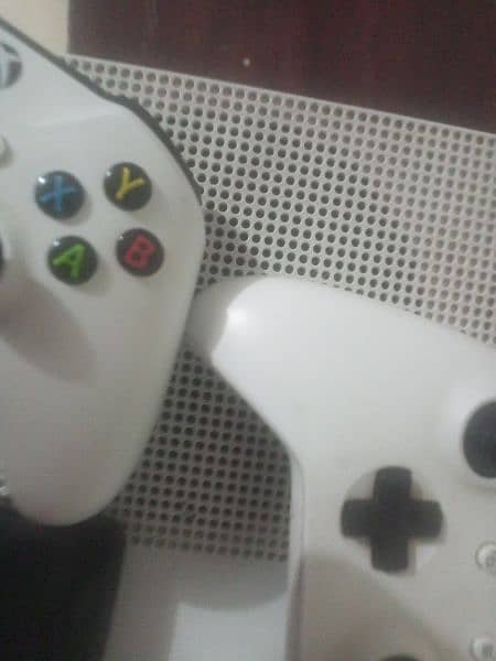selling my Xbox one s with 2 controllers‚ 6 games externalharddrive 1