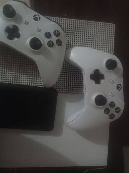 selling my Xbox one s with 2 controllers‚ 6 games externalharddrive 2
