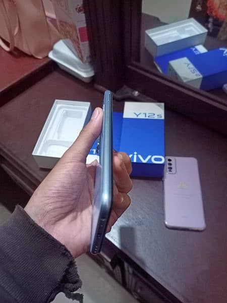 Vivo y12s . condition 10 by 10 . with all accessories. 3