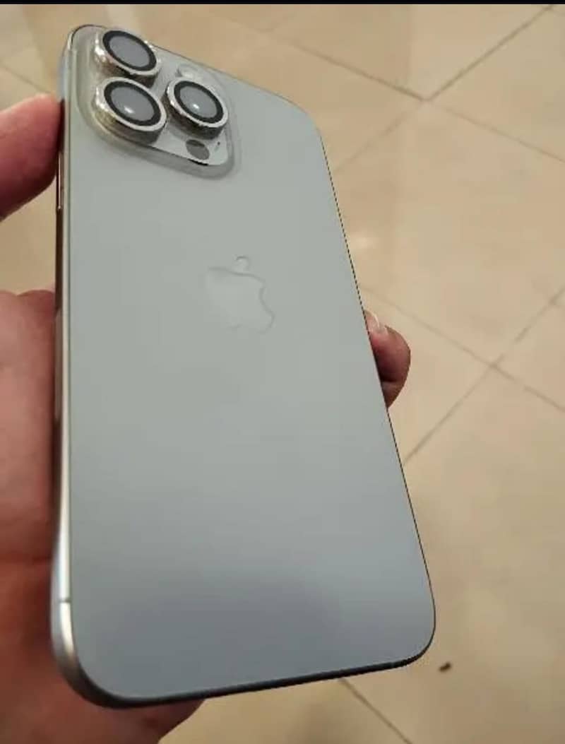 iPhone 15 Pro Max 256GB (Factory Unlocked) 1