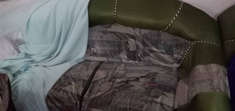 5 SEATER SOFA SET USED PERSONALLY AND IN VERY GOOD CONDITION 1