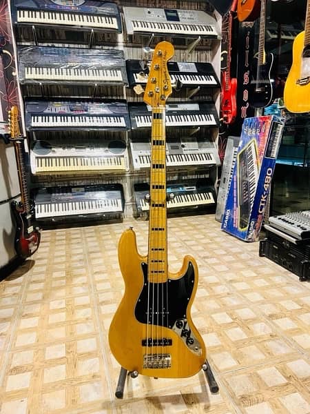 Fender Squier Classic Vibe '70s J Bass V, Maple Fingerboard - Natural 2