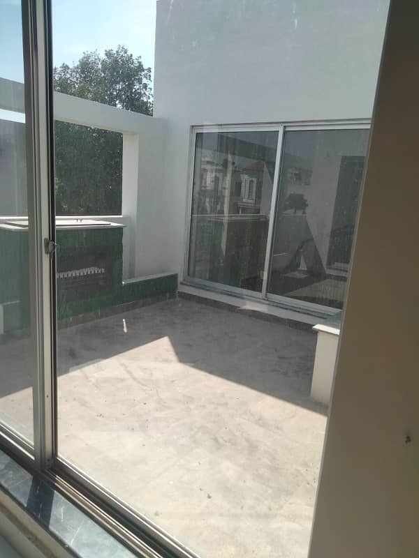 1 KANALBEAUTIFUL UPPER PORTION FOR RENT IN DHA PHASE 7 R BLOCK 0