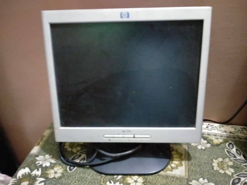 LCD 14" chalti h koi kharabi ni h achai halat ma h 1