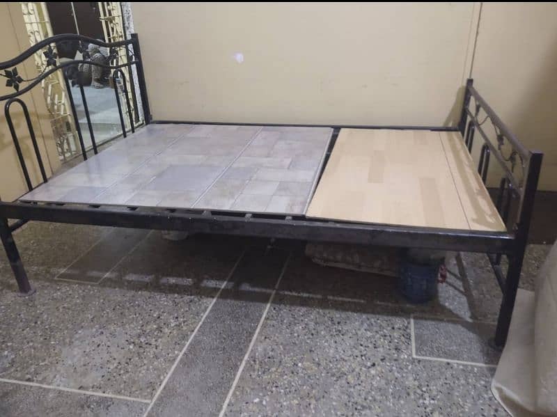 4*6 iron bed with 10/10 condition 0