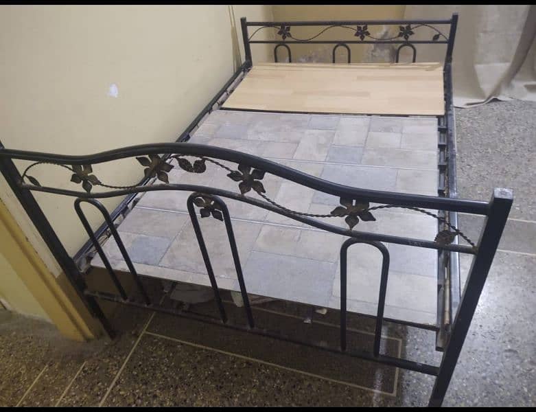 4*6 iron bed with 10/10 condition 1