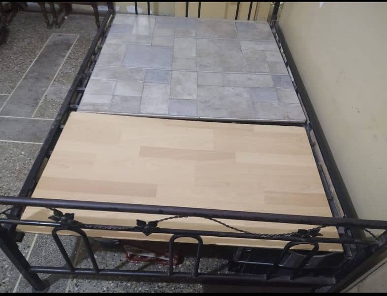 4*6 iron bed with 10/10 condition 2