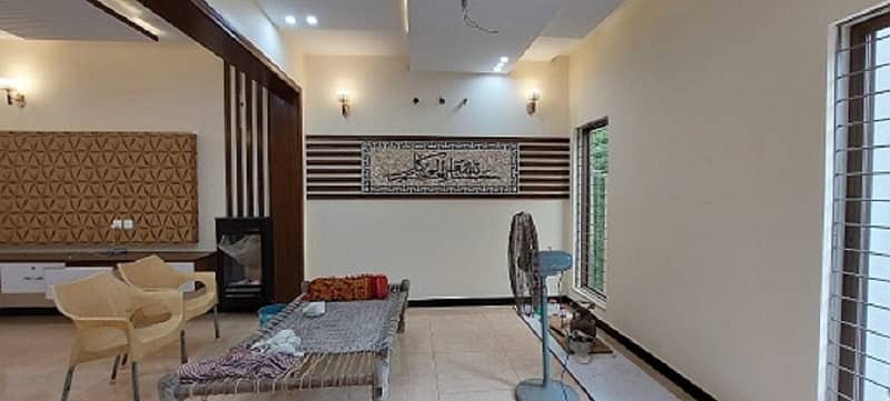 10 Marla Residential Levish House For Sale In DD Block Bahria Town Lahore 2
