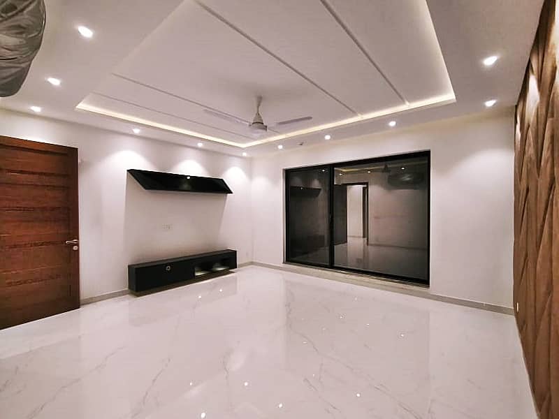BRAND NEW MODERN HOUSE FOR RENT 23